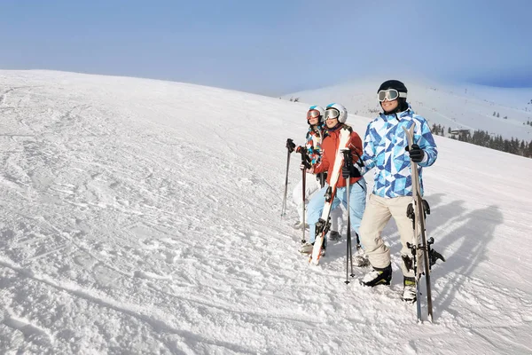 Vänner på skidor pisten — Stockfoto