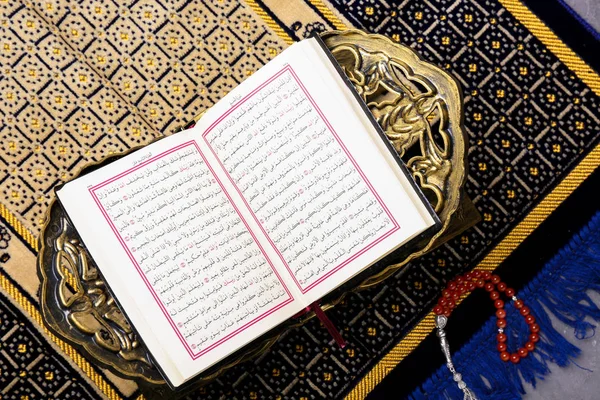 เปิดหนังสือศักดิ์สิทธิ์ของชาวมุสลิม — ภาพถ่ายสต็อก