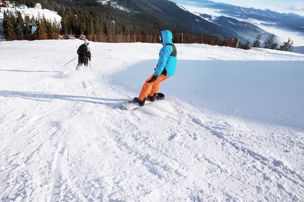 Snowboarder sur piste de ski — Photo