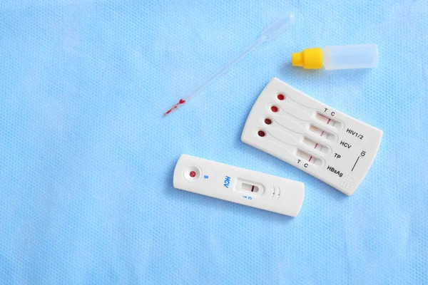 Различные тесты на ВИЧ, гепатит и сифилис — стоковое фото