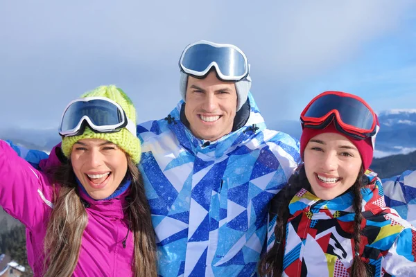 Happy vänner på ski resort — Stockfoto