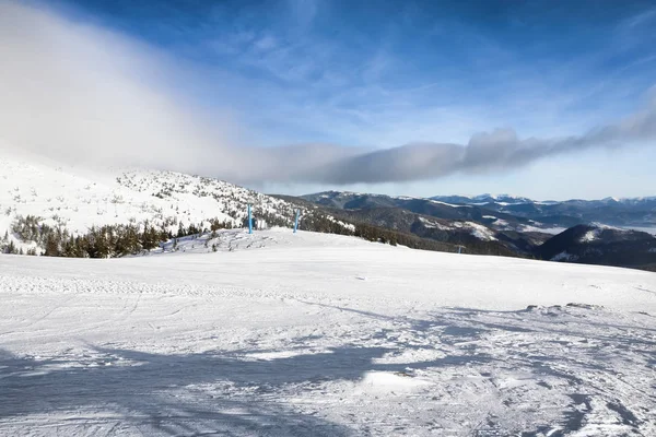 雪度假村滑雪坡 — 图库照片
