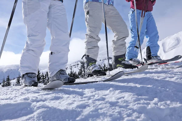 Amigos en pista de esquí en la estación nevada. Vacaciones de invierno — Foto de Stock