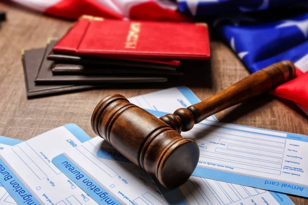 Gavel, cartões de chegada, passaportes e bandeira — Fotografia de Stock