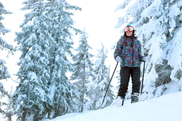 滑雪背道而驰妇女 — 图库照片