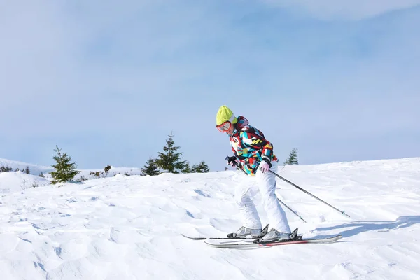 Kvinna som skidåkning på pisten — Stockfoto