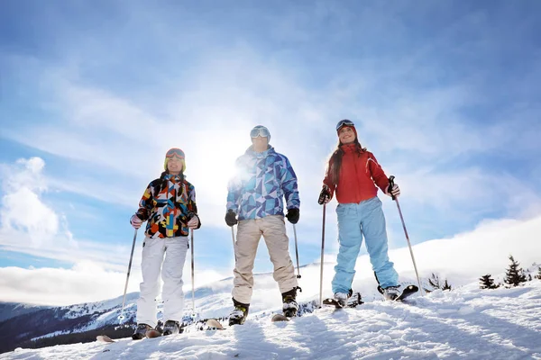 Vänner på skidor pisten — Stockfoto