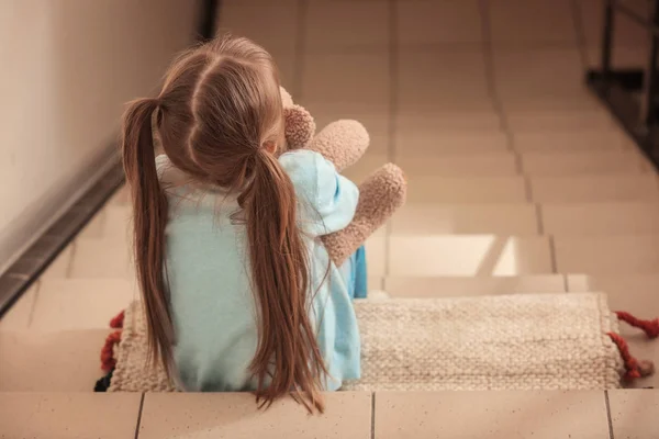 Klein meisje met teddybeer — Stockfoto