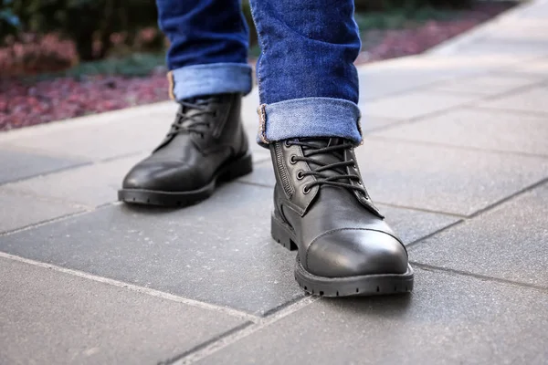 Stijlvolle man in zwarte schoenen — Stockfoto