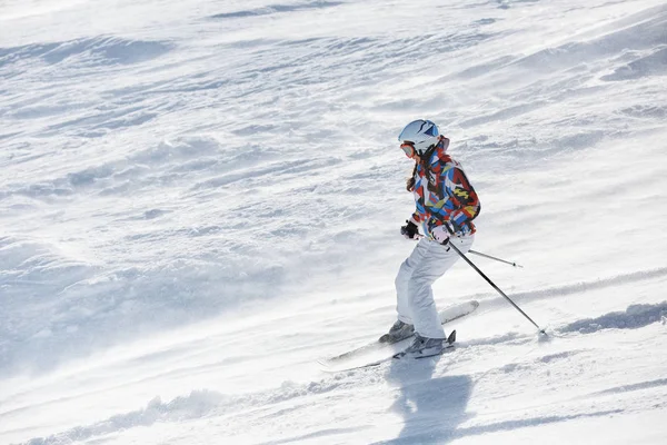 Mulher esquiando em pista — Fotografia de Stock