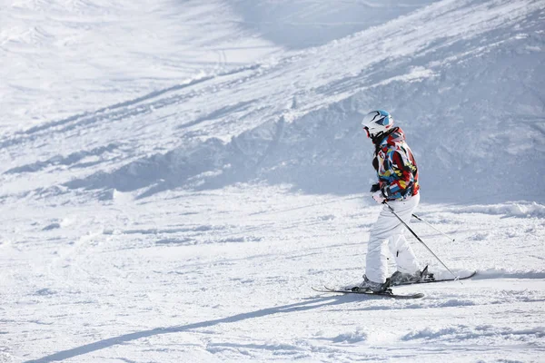 Vrouw skiën op PISTEMAKERS — Stockfoto