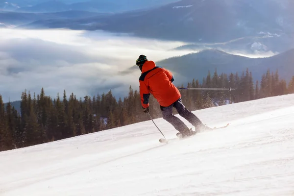 Deportista esquiando cuesta abajo en la estación nevada. Vacaciones de invierno —  Fotos de Stock