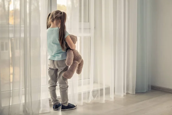 Klein meisje met teddybeer — Stockfoto