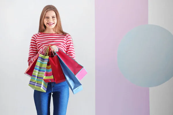 Jovem com sacos de compras — Fotografia de Stock