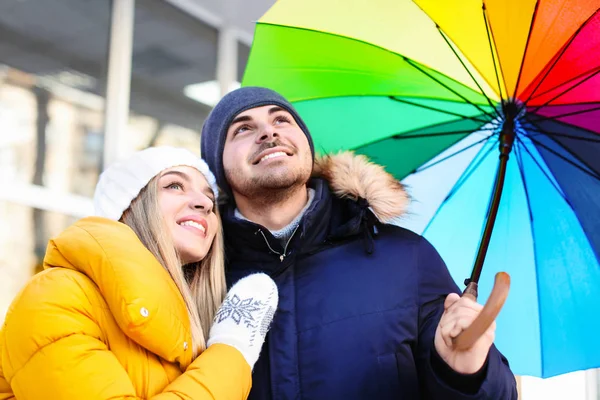 Casal romântico com guarda-chuva colorido — Fotografia de Stock