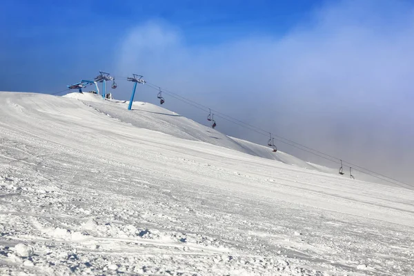 Skipiste in besneeuwde resort — Stockfoto