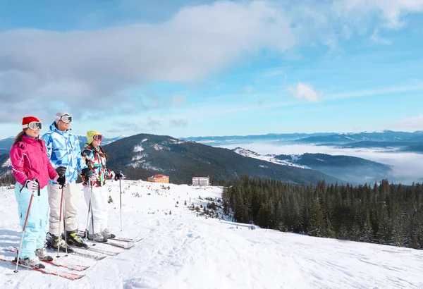 Vänner på skidor pisten — Stockfoto