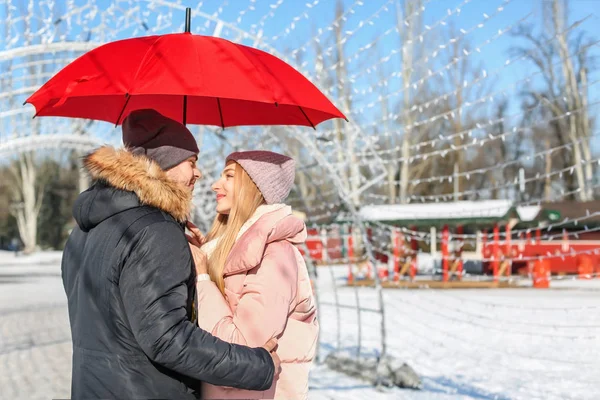 Romantic couple with bright umbrella — Stock Photo, Image