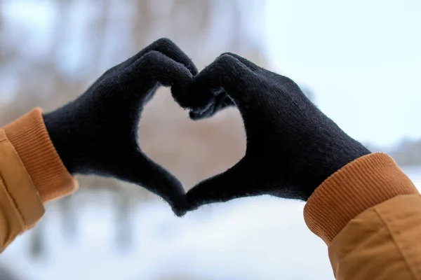 Uomo che fa il simbolo del cuore — Foto Stock