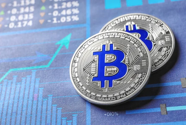 Grafik üzerinde gümüş bitcoins