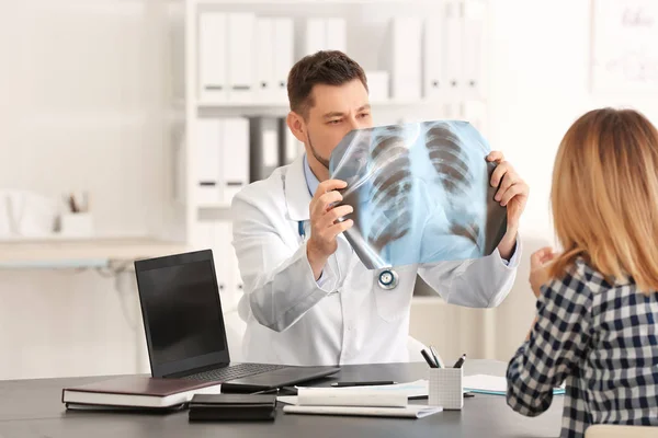 Doctor consulting patient — Stock Photo, Image