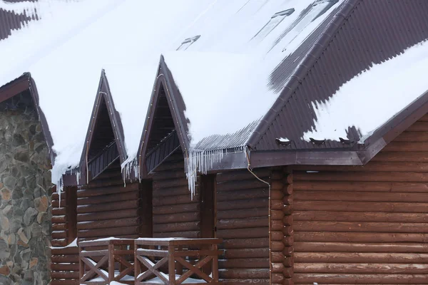 Hotel en estación de esquí en día nevado. Vacaciones de invierno —  Fotos de Stock