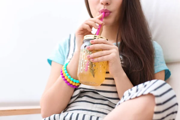 Mujer joven con sabrosa limonada — Foto de Stock