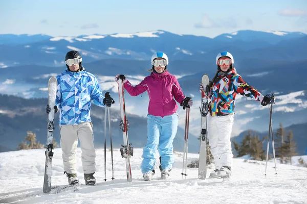 Friends on ski piste — Stock Photo, Image