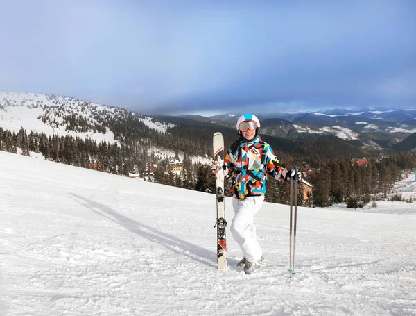 Женщина на лыжном трассе — стоковое фото