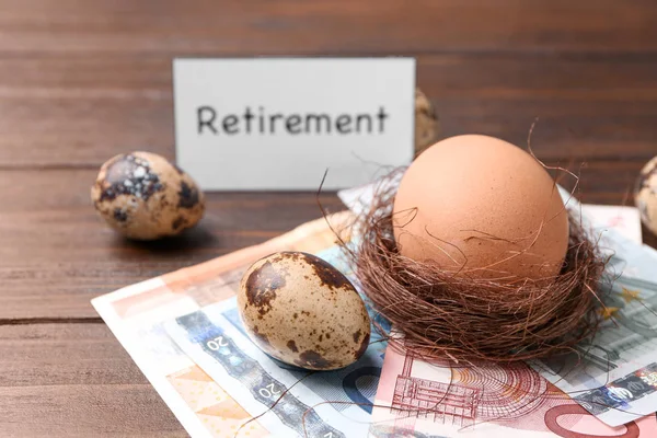 Eieren, geld en teken pensioen — Stockfoto