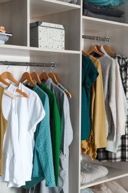 Farklı elbise askıları  