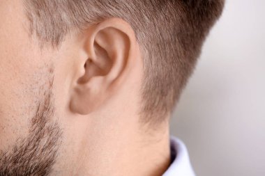 İşitme sorunu olan adam