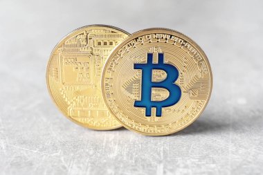 Gri zemin üzerine altın bitcoins. Finans ticaret