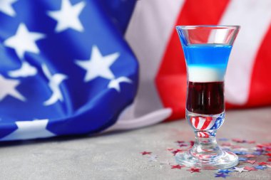 Masaya kokteyl katmanlı