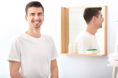 genç adamın yanında ayna 