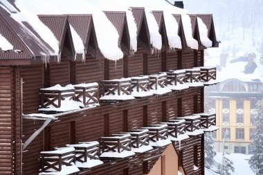 Kayak Merkezi karlı gün otelde. Kış tatili