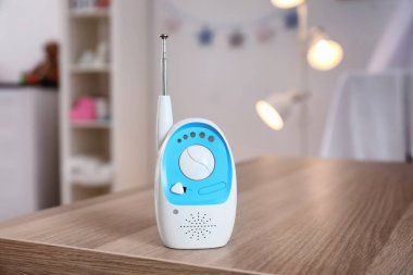 Bebek telsizi masada 