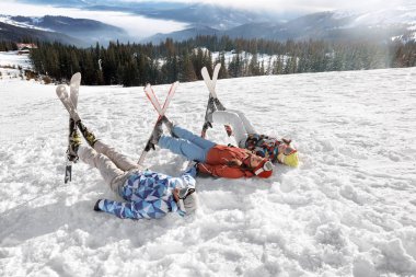 Kayak pist üzerinde eğleniyor arkadaşlar 