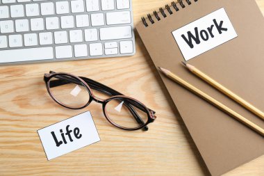 Kelime iş, yaşam ve ahşap masa gözlük ile kompozisyon