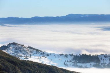 Kışın sisli dağlar ile güzel manzara