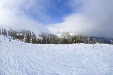 Karlı gün güzel Kayak Merkezi. Kış tatili