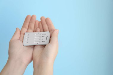 HIV için kadın holding test