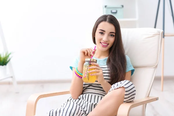 Junge Frau mit schmackhafter Limonade — Stockfoto