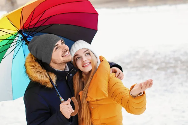 Romantický pár s Barevný deštník — Stock fotografie