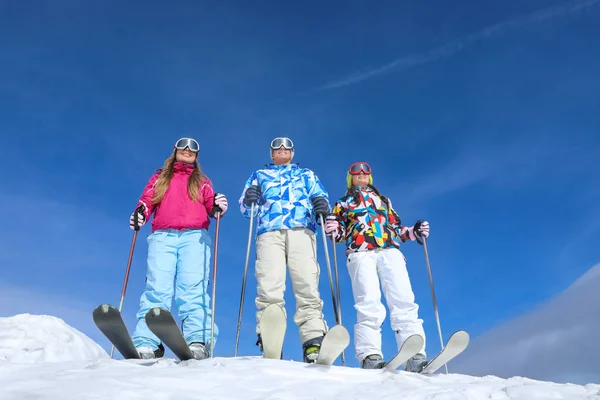 Amigos en pista de esquí —  Fotos de Stock