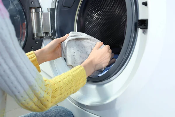 Joven mujer haciendo lavandería — Foto de Stock