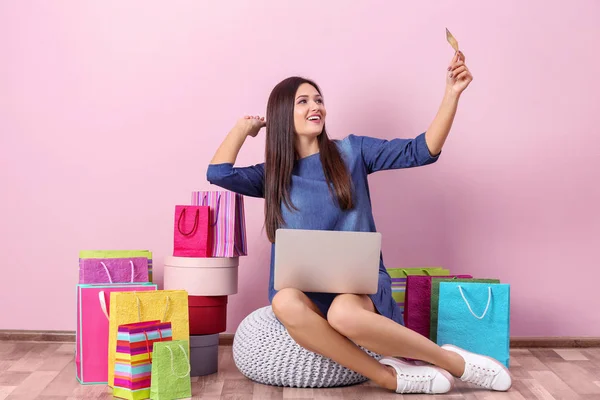 Mulher bonita com cartão de crédito — Fotografia de Stock