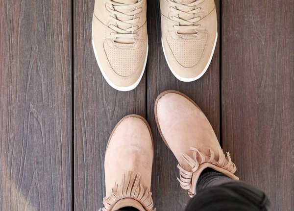 Ноги стильной пары в бежевых туфлях — стоковое фото