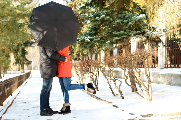 Jovem casal romântico com guarda-chuva no parque — Fotografia de Stock