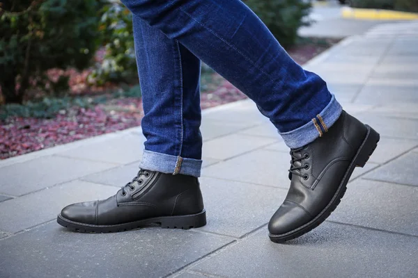 Homem elegante em sapatos pretos — Fotografia de Stock